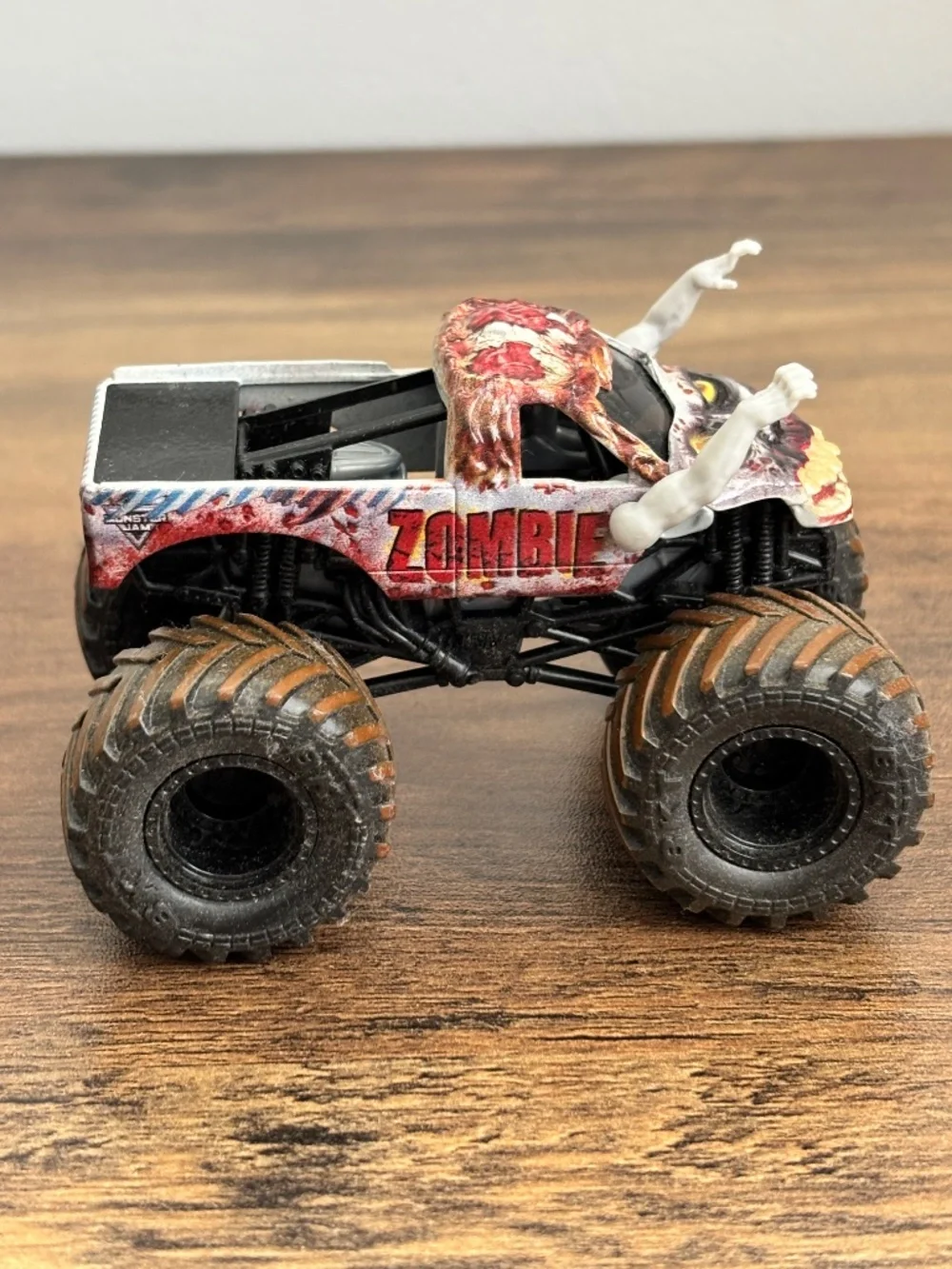 Monster Jam Truck Zombie Mud Muddy Tires Moving Arms Die-Cast 1:64 Loose Toy